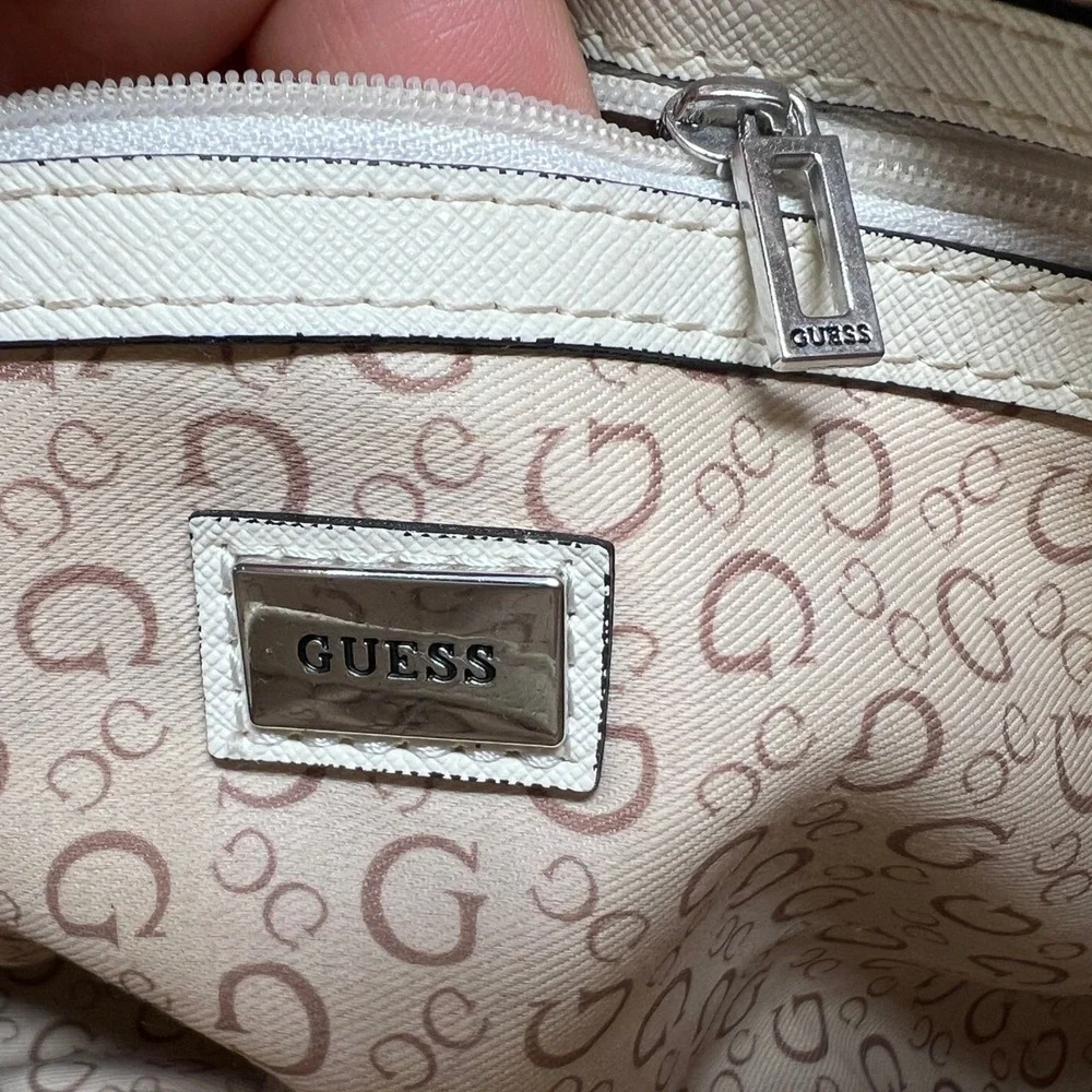 GUESS White Floral Tropical Hibiscus Dome Satchel Crossbody Bag‎ Silver Hardware